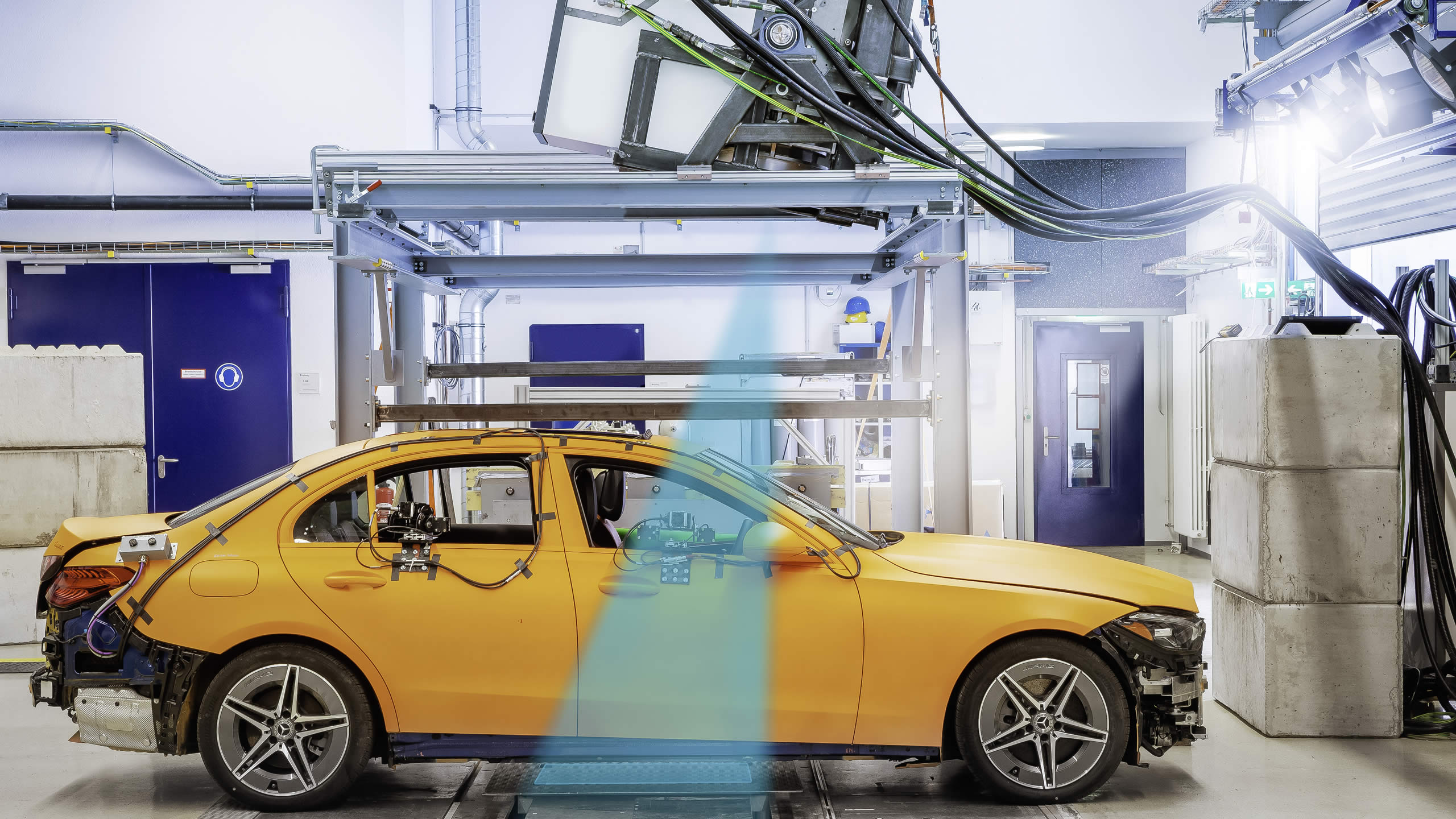 Maximálna transparentnosť: Mercedes-Benz je prvým výrobcom automobilov na svete, ktorý röntgenoval nárazové skúšky