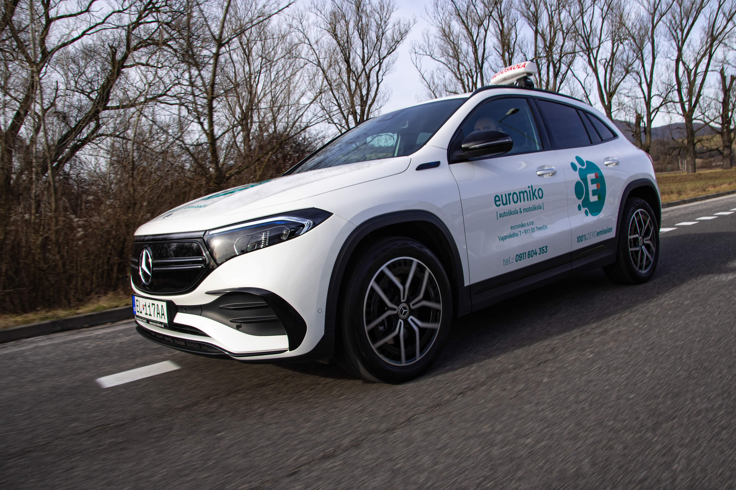 Prvý elektromobil v slovenských autoškolách: trenčianska autoškola školí študentov na elektromobile Mercedes-Benz EQA