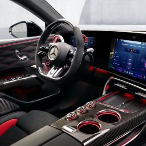 Riadiaca centrála výkonnosti: interiér nového 4-dverové kupé Mercedes-AMG GT
