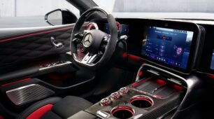 Riadiaca centrála výkonnosti: interiér nového 4-dverové kupé Mercedes-AMG GT