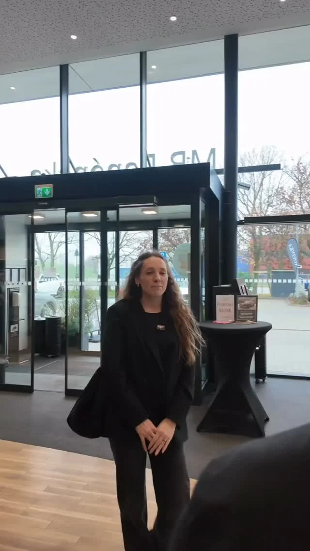 Sme tu pre vás s úsmevom a za každých okolností 😁

V hlavnej úlohe vás zabávajú:👇

Váš prijímací technik Miroslav Ďurík Lapšanský a za marketing Šárka Šabová
.
.
.
.
#mbpanonska #mercedes #mercedesbenz #amg #edunex #cars #vtip #czsk