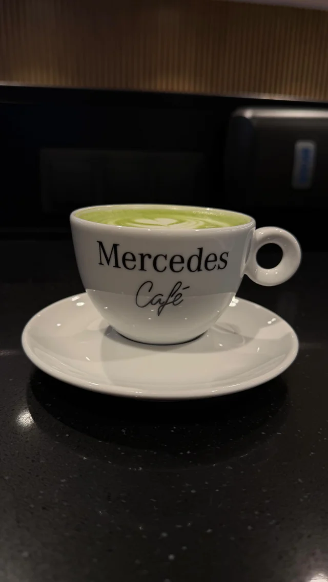 Príďte si k nám vychutnať lahodnú matchu do našej Mercedes Café by @takeoff.restaurants ☕️ 

Okrem Matchy tu nájdete aj výborné koláče, výberovú kávu a iné potešenia. 🍰

Budeme sa na vás tešiť✨️
.
.
.
.
.
.
.

Mercedes kaviareň MB Panónska.
Kaviareň v prostredí aút.
Automobilová kaviareň.
Kaviareň v meste.
Mercedes Cafe
Matcha v meste 
Mercedes Matcha
.
#mbpanonska #mercedesbenz #mercedes #benz #edunex #cafe #café #mercedescafe
